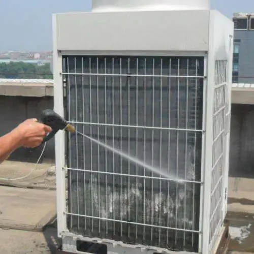 如何确保在进行漳州空调设备清洗时的安全？